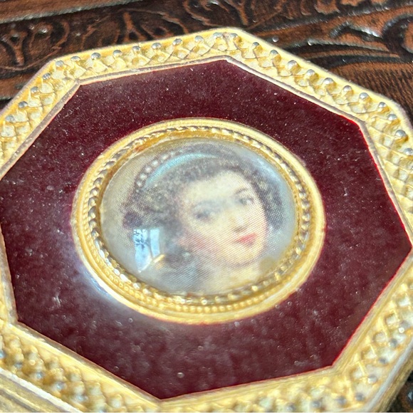 Vintage Charles Revson Ultima Ciara Cameo Gold Tone Octagon Compact - Picture 2 of 6